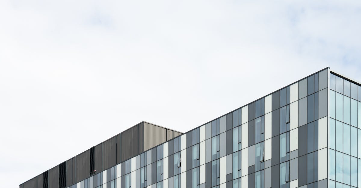 découvrez nos conseils et astuces pour embellir et entretenir la façade de votre maison. apprenez les techniques et matériaux à utiliser pour assurer une allure moderne et durable à votre habitat.