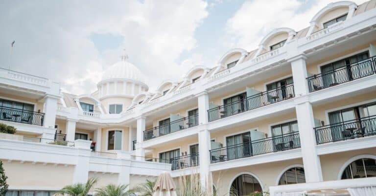 découvrez nos services de rénovation de façade pour redonner éclat et modernité à votre bâtiment. profitez d'un savoir-faire exceptionnel et de matériaux de qualité pour embellir votre extérieur tout en améliorant l'isolation et la durabilité de votre maison.