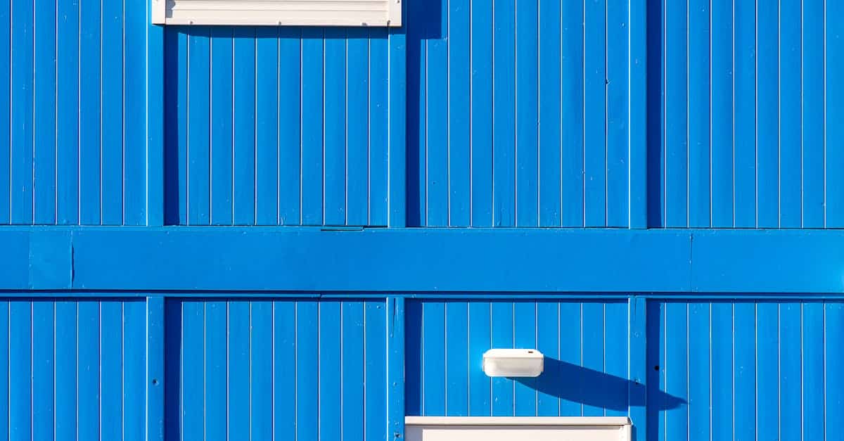 Эти продукты создают защитный барьер, который ограничивает поглощение воды, не нарушая естественного дыхания древесины. Они снижают риск гниения и значительно продлевают срок службы ваших фасадов.